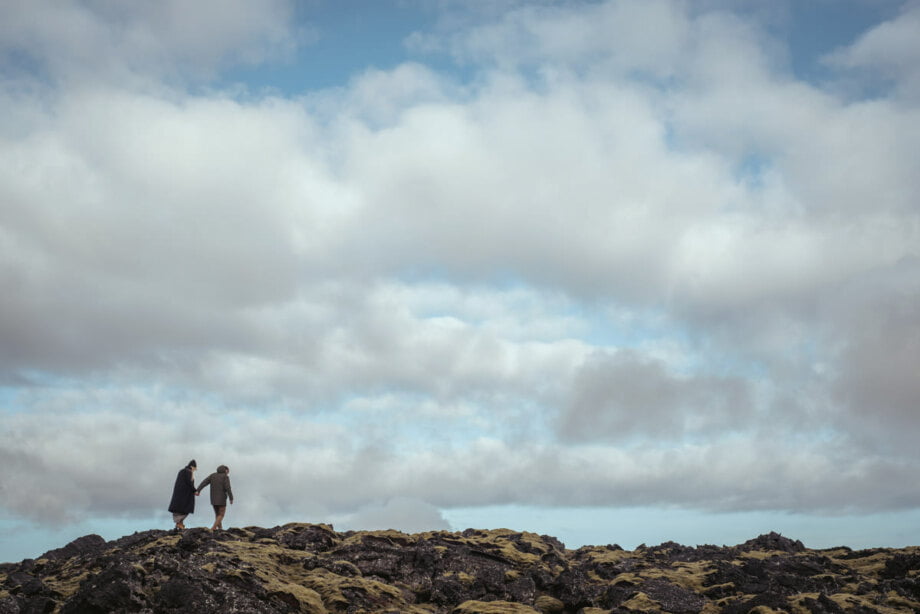 para młoda odchodząca w stronę zachodzącego słońca podczas pleneru na Islandii
