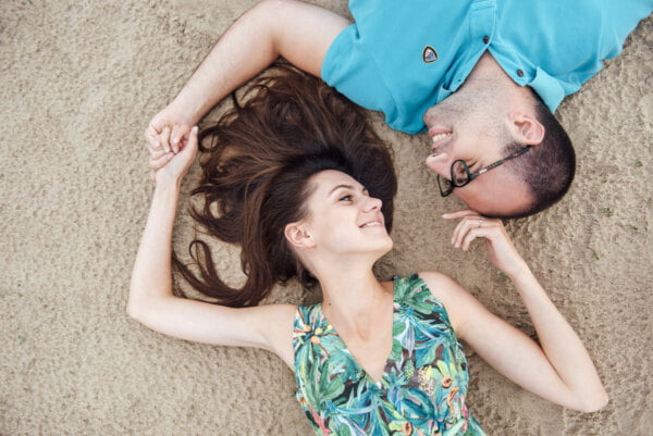 Sesja narzeczeńska w Warszawie na plaży nad Wisłą |Kozinski-foto fotografia ślubna i okolicznościowa