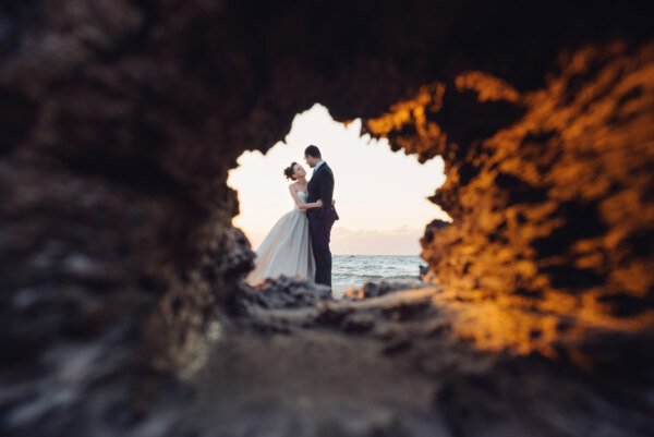 Zdjęcie ślubne z portfolio fotografa ślubnego pokazujące parę młodą podczas pleneru ślubnego