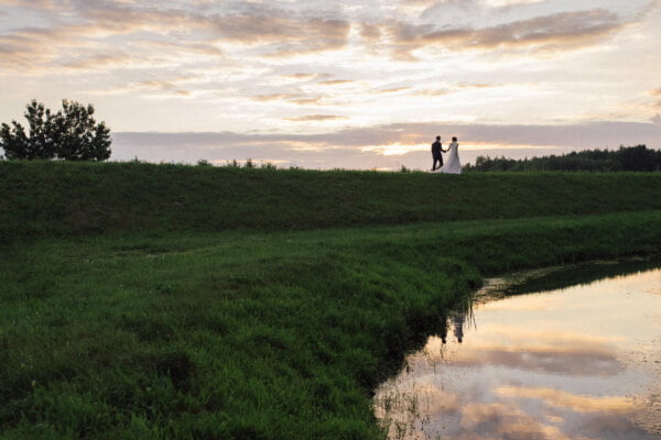 Wesele dwór Many. Zdjęcie ślubne z sesji plenerowej wykonanej podczas wesela dworze Many.