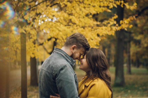 jesienna sesja narzeczonych w parku zdrojowym Konstancin-Jeziorna