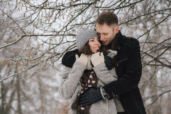 Zimowa sesja zakochanych zrealizowana w Piasecznie przez fotografa ślubnego