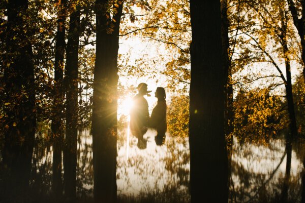 Klimatyczna jesienna sesja przedślubna pary narzeczonych