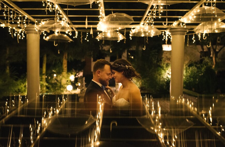 Fotografia weselna wykonana po zmierzchu na weselu w Jaworowym Dworze