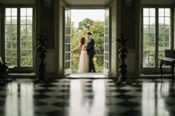 Ślubna sesja fotograficzna wykonana w pałacowych wnętrzach pałacu w Otwocku Wielkim przez Kozinskifoto