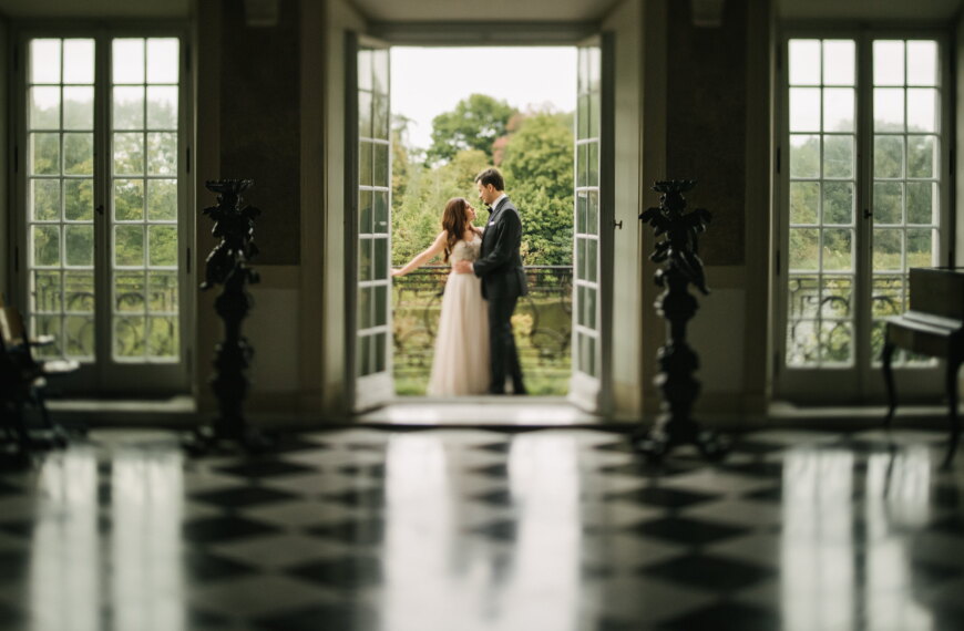 Ślubna sesja fotograficzna wykonana w pałacowych wnętrzach pałacu w Otwocku Wielkim przez Kozinskifoto