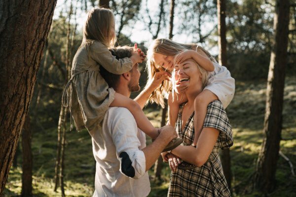 Zdjęcie z naturalnej sesji rodzinnej wykonanej nad morzem