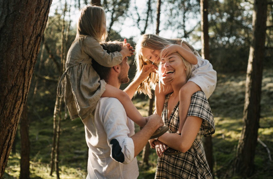 Zdjęcie z naturalnej sesji rodzinnej wykonanej nad morzem