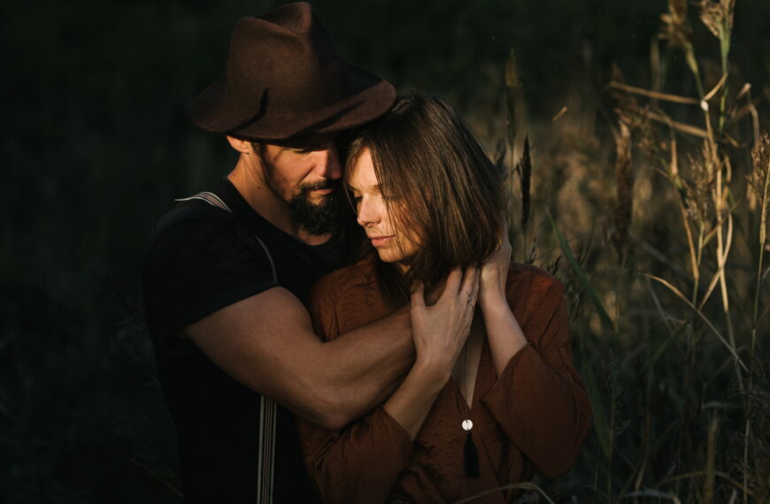 Zdjęcie wykonane podczas romantyznej miłosnej sesji pary zakochanych nad polskim morzem