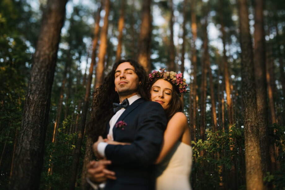 naturalna sesja ślubna pary młodej w lesie