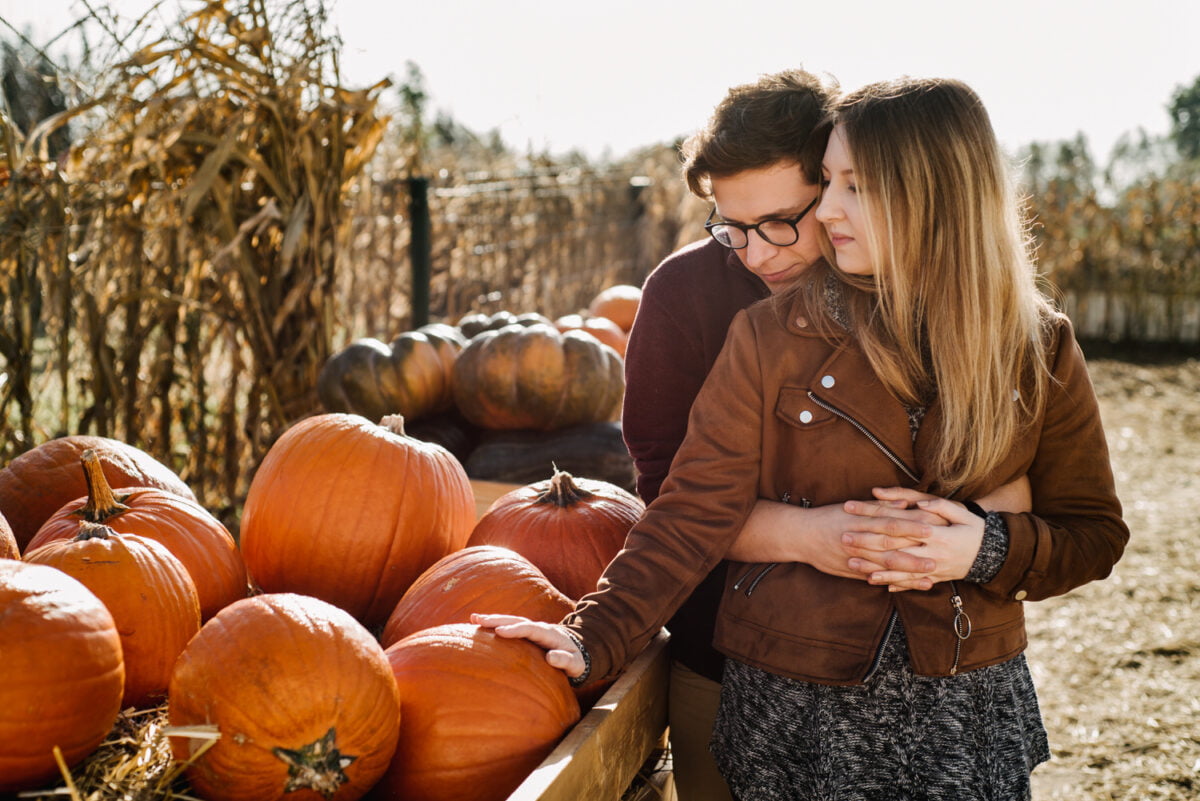 jesienna sesja narzeczeńska na farmie dyń