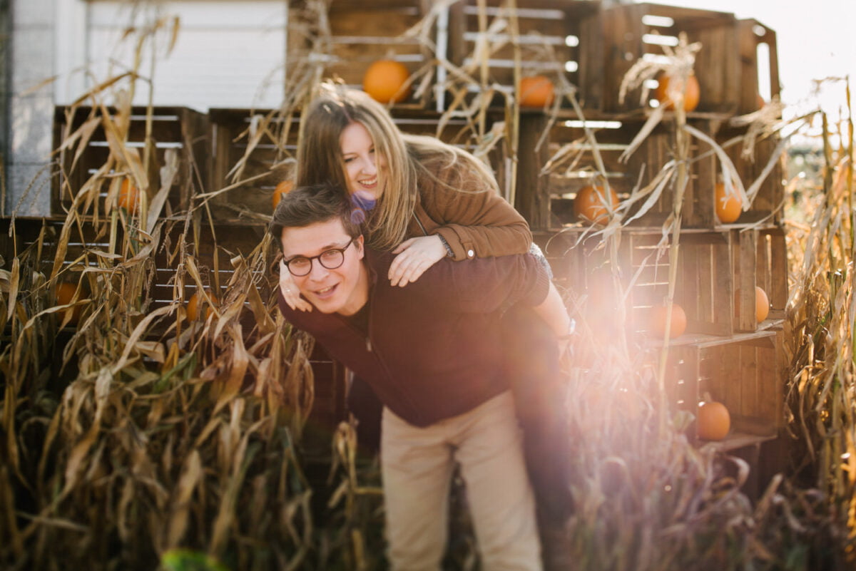 sesja narzeczeńska jesienią na farmie dyń