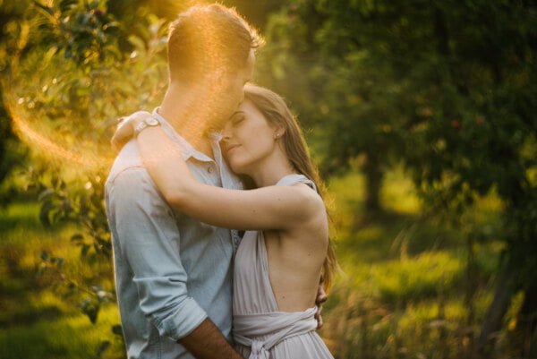 narzeczeńska sesja w sadzie jabłoni