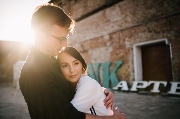 industrialna sesja narzeczeńska w mieście